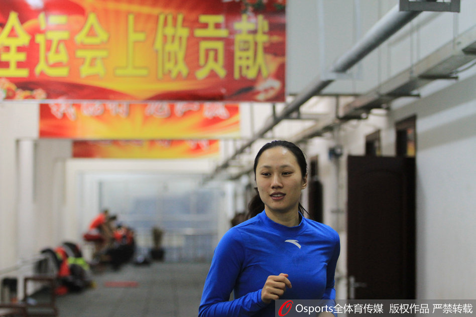 驻足痴望、全神贯注、色彩斑斓、行色匆匆造句