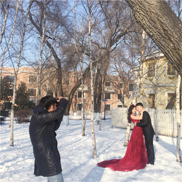 雪地拍婚纱_雪地婚纱(3)