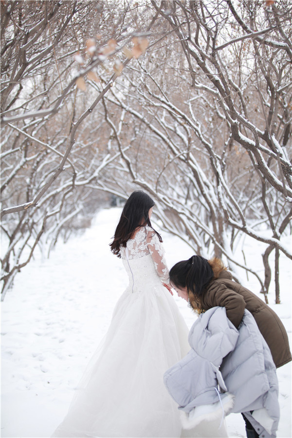 哈尔滨极寒滴水成冰 准新人雪地中拍婚纱照