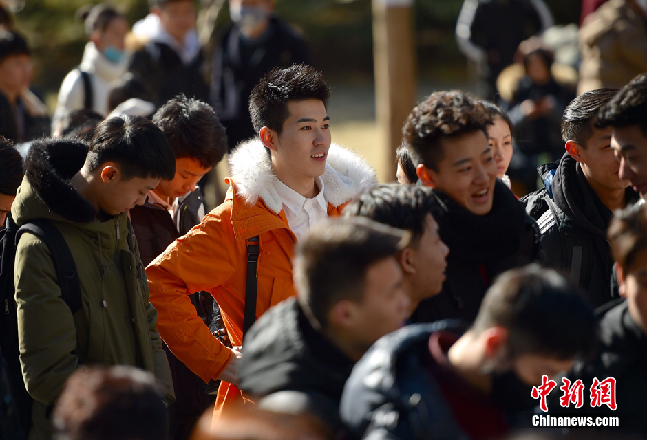 请问。中国传媒大学艺考,不要复读生吗? 今年的招生简章我看了,上面说非应届生不能报考。-我是复读生去年艺考过了的大学有录取通知书去年没上但今年 _汇潮装饰网