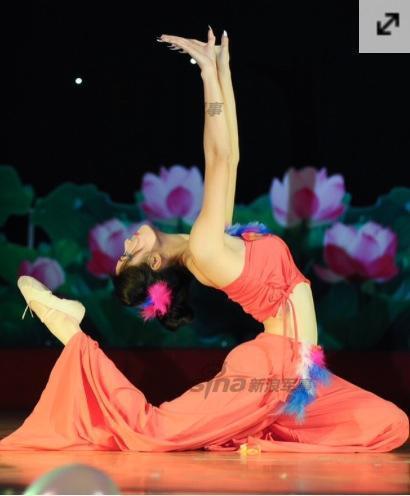 穿内衣会鼓_美女只穿内衣