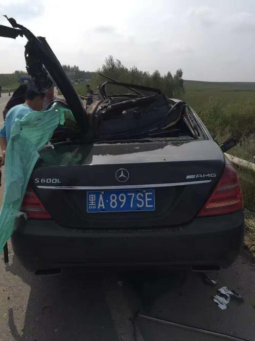 一辆货车追尾一辆宝马轿车,随后又与对向驶来的一辆参加婚礼的接高清图片