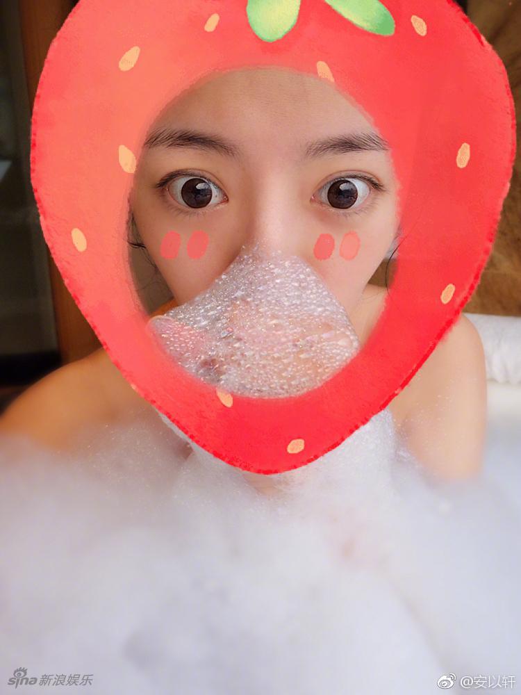 新婚安以轩晒素颜浴照 泡泡遮脸显娇羞