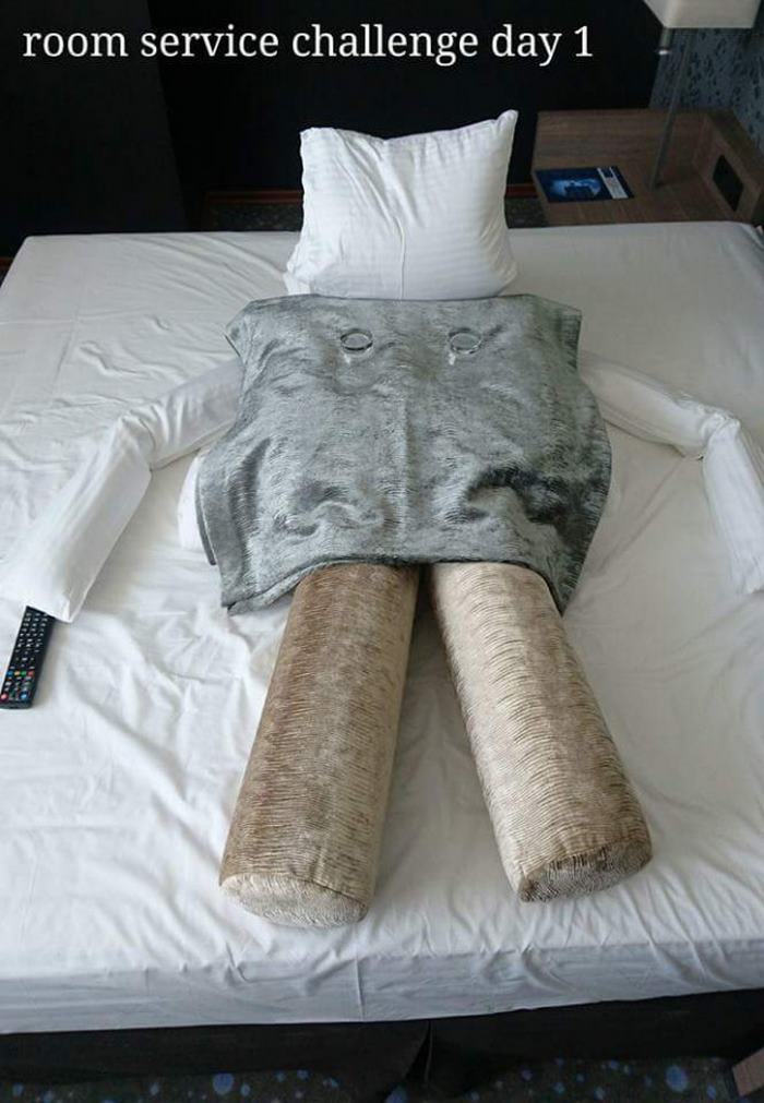 枕头床单疯了!无聊出差人士挑战酒店女服务员