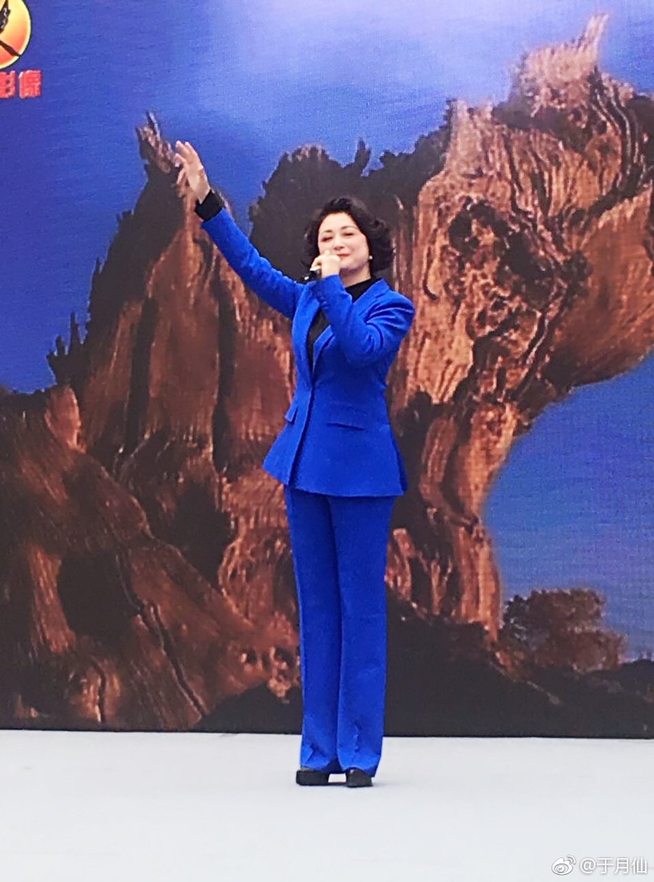 赵本山小姨子登台朗诵 蓝色套装难掩风韵