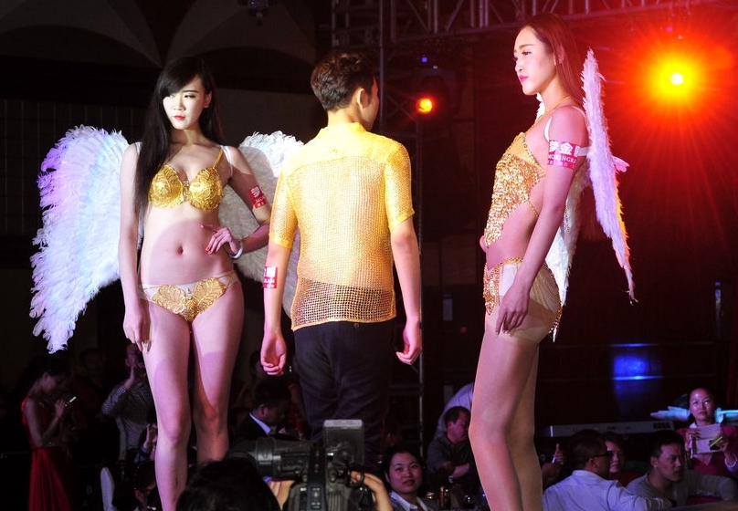 男生穿女式金属内衣_男生穿女式连身袜图片