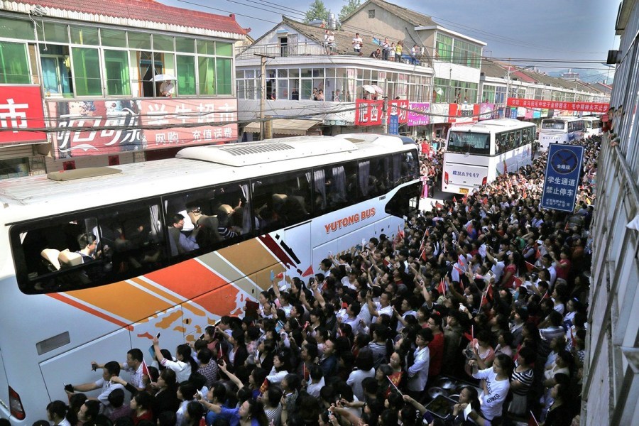 六安市毛坦厂镇人口_安徽毛坦厂万人送考 六安市毛坦厂中学万人送考场面壮观(3)