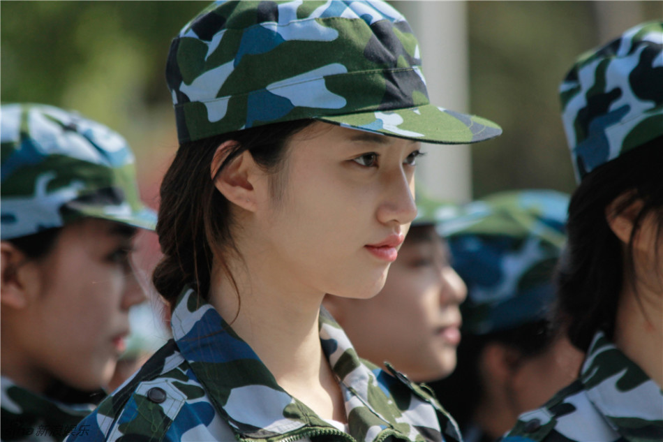 求一个男学生绑架美女老师并且xxoo的故事。-