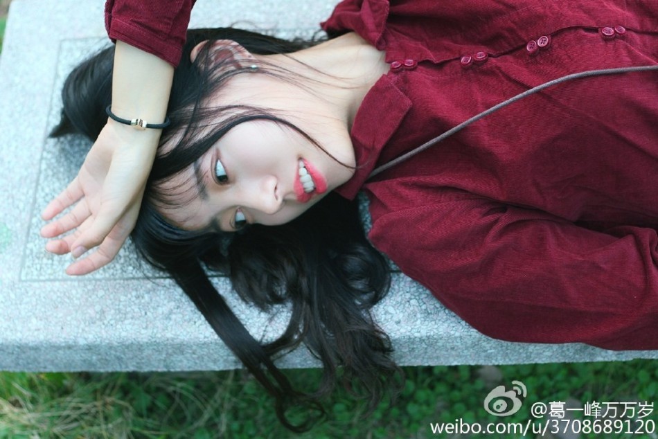 南京师范大学的校花@葛一峰万万岁在微博晒出甜美写真,清新可人的她