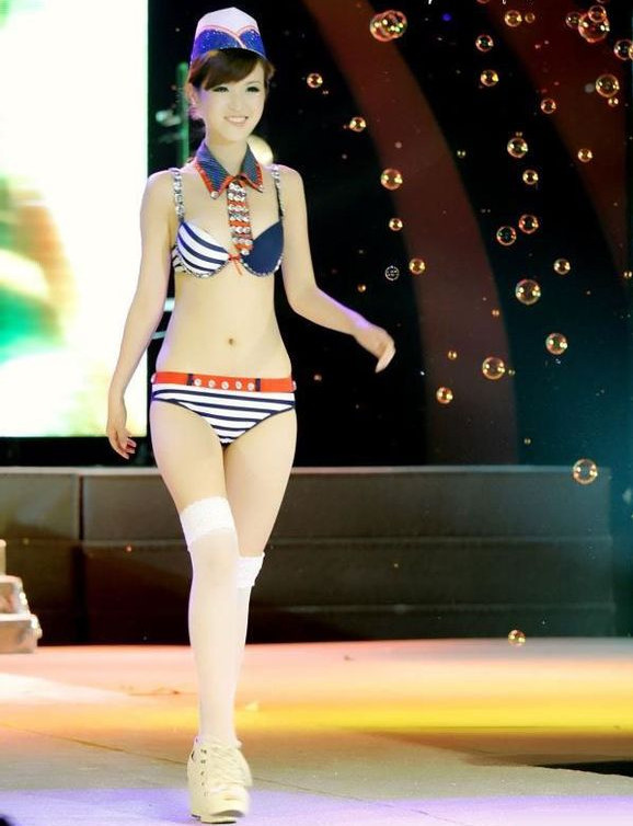 女大学生内衣秀_性感内衣女