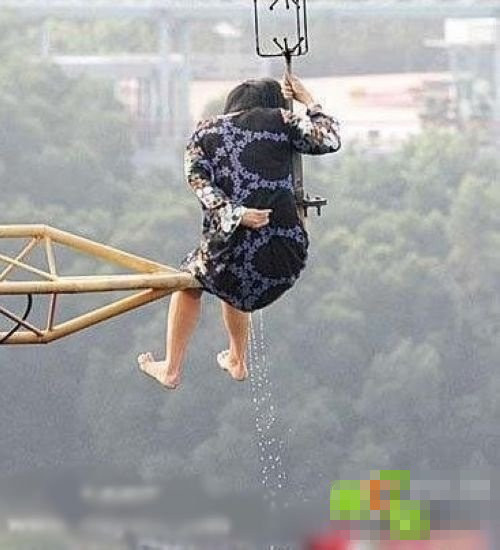 美女尿急囧状让人不忍直视_高清图集_新浪网