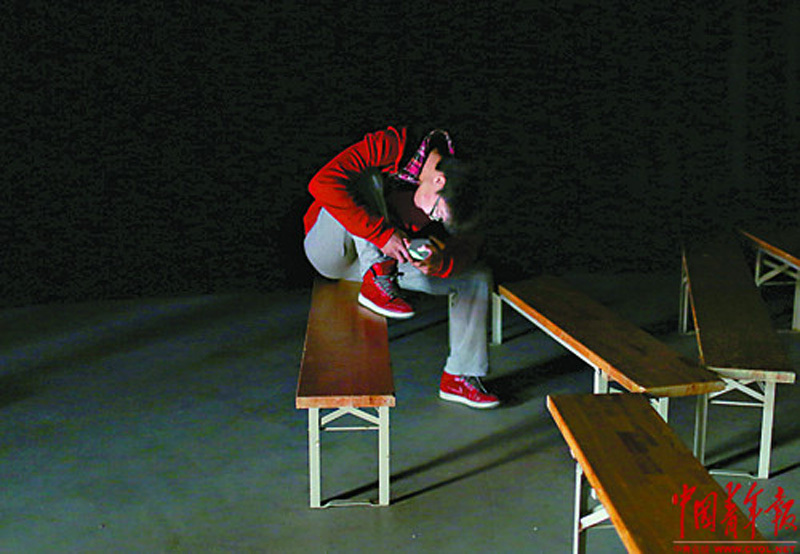 河北一大学拒绝课堂低头族 学生上课人机分离