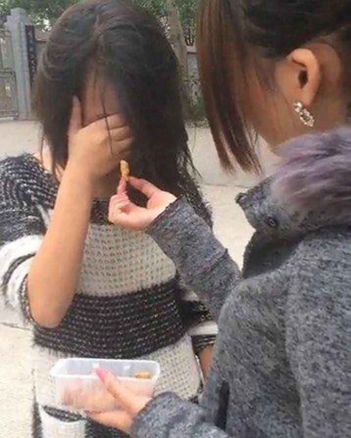 我把同桌的内衣扒了_上课我帮同桌解内衣(3)
