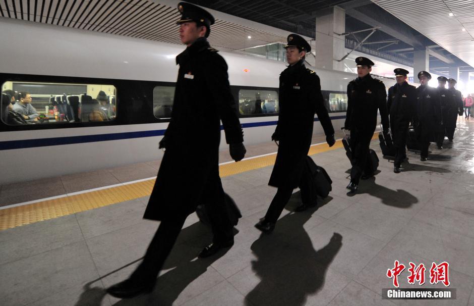 男生做高铁乘务员好吗,有前途吗, 招聘对象一般