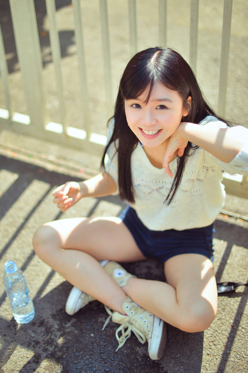 北影萌妹子宋伊人搞怪清凉照