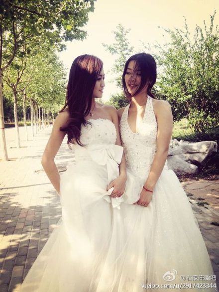 拍婚纱笑容_肖战笑容图片