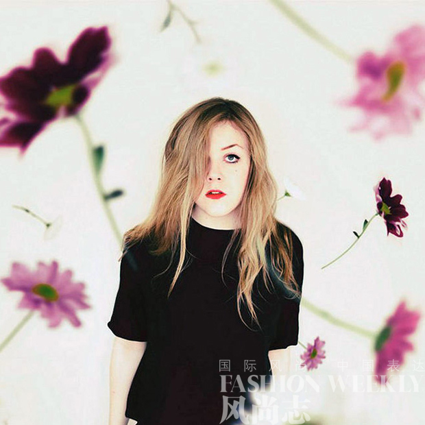 形容一个女孩子在网上很活泼的四字词语,和现