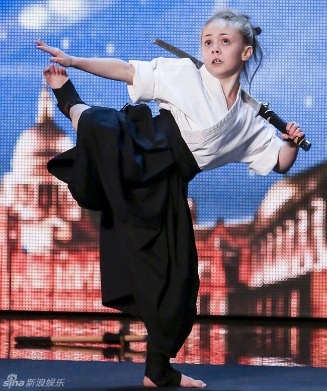 英国达人秀在雨中跳机械舞