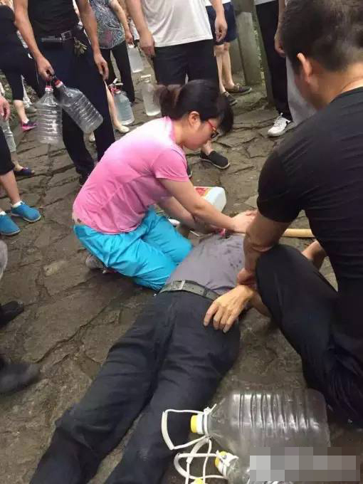 溺水的人口吐白沫_警民携手救助落水人员