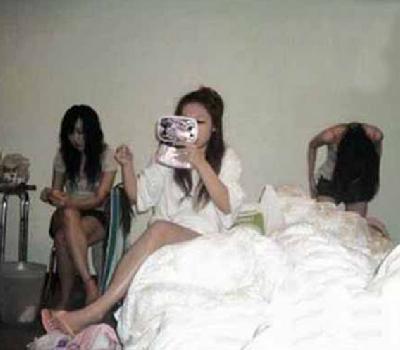 裸聊女工作实拍 全裸陪聊不羞涩