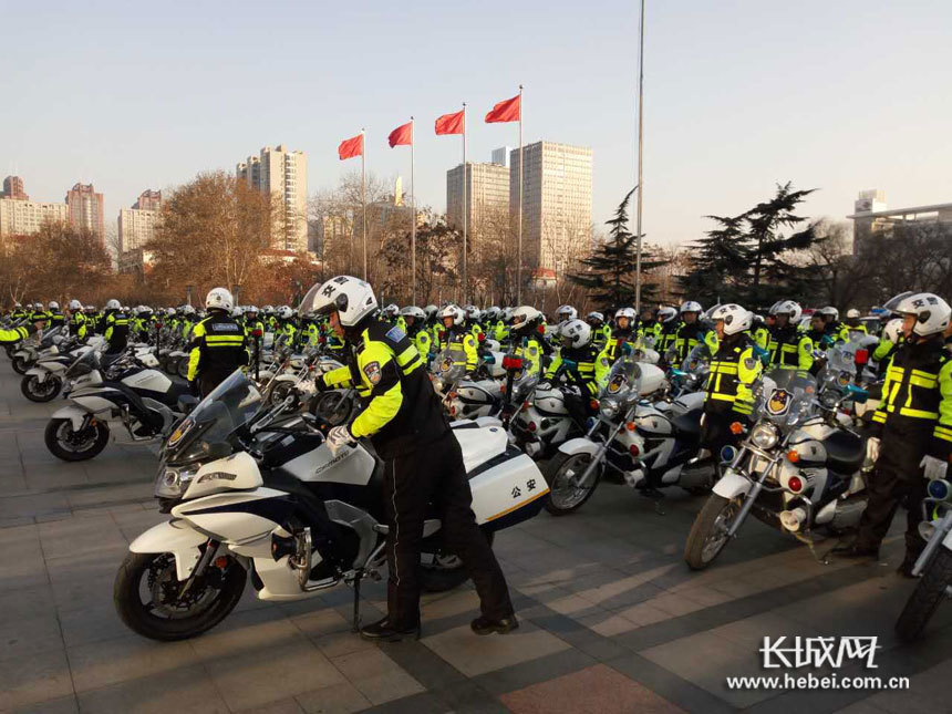 交警骑行服_交警服_女车主遭交警暴力拖行