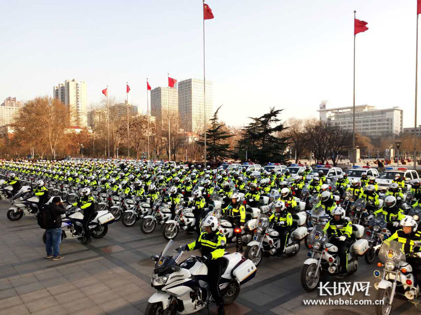 交警骑行服_交警服_女车主遭交警暴力拖行