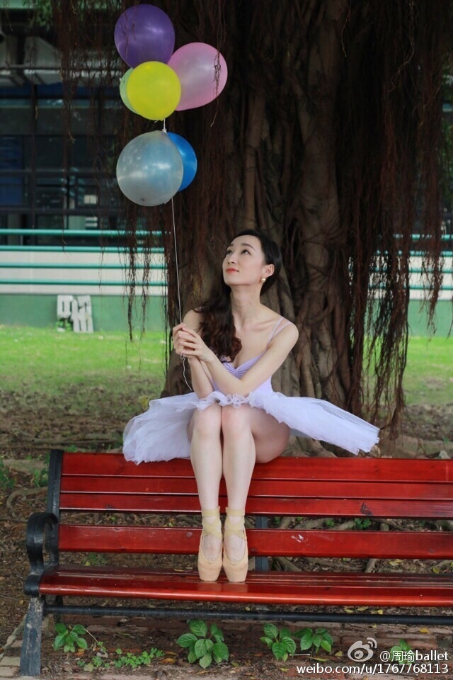 音乐女神晒一字马写真 唯美清新尽显大气