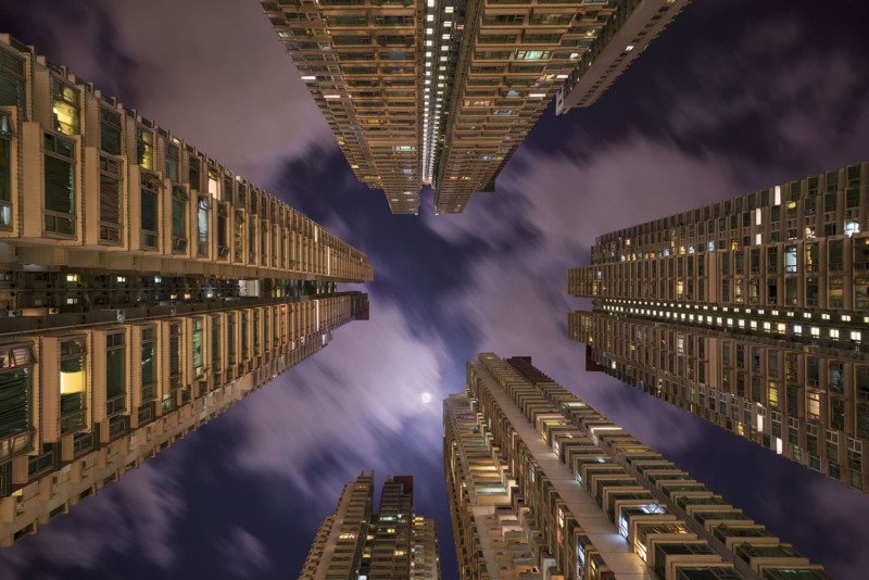 仰望香港楼宇间的天空 用震撼视角展现城市