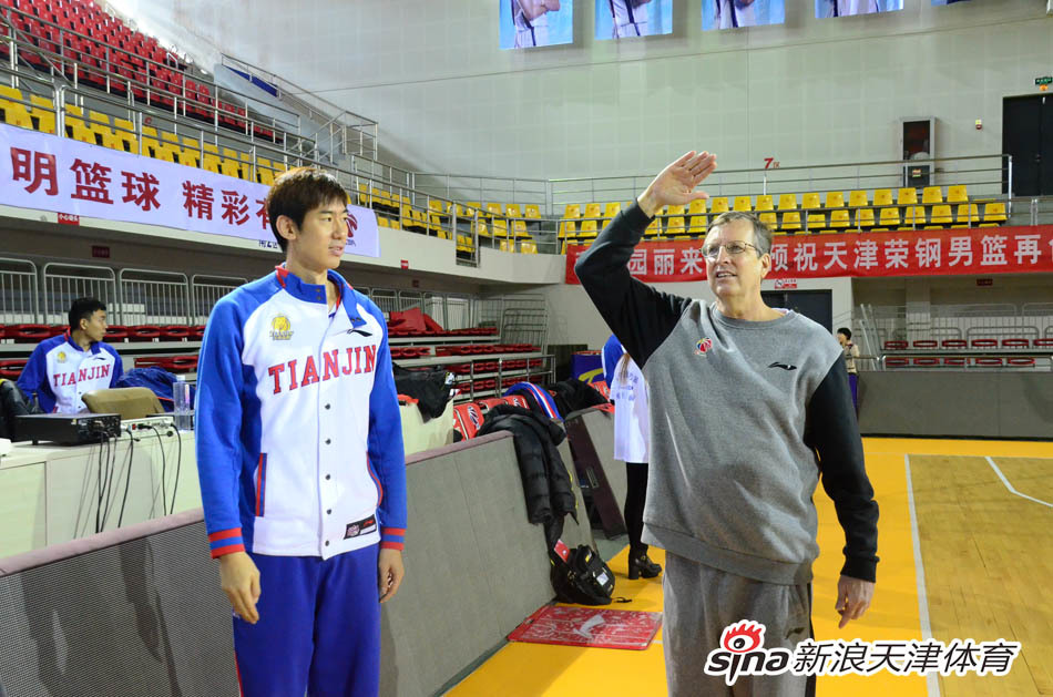 退队少先队员敬最后一个队礼图片