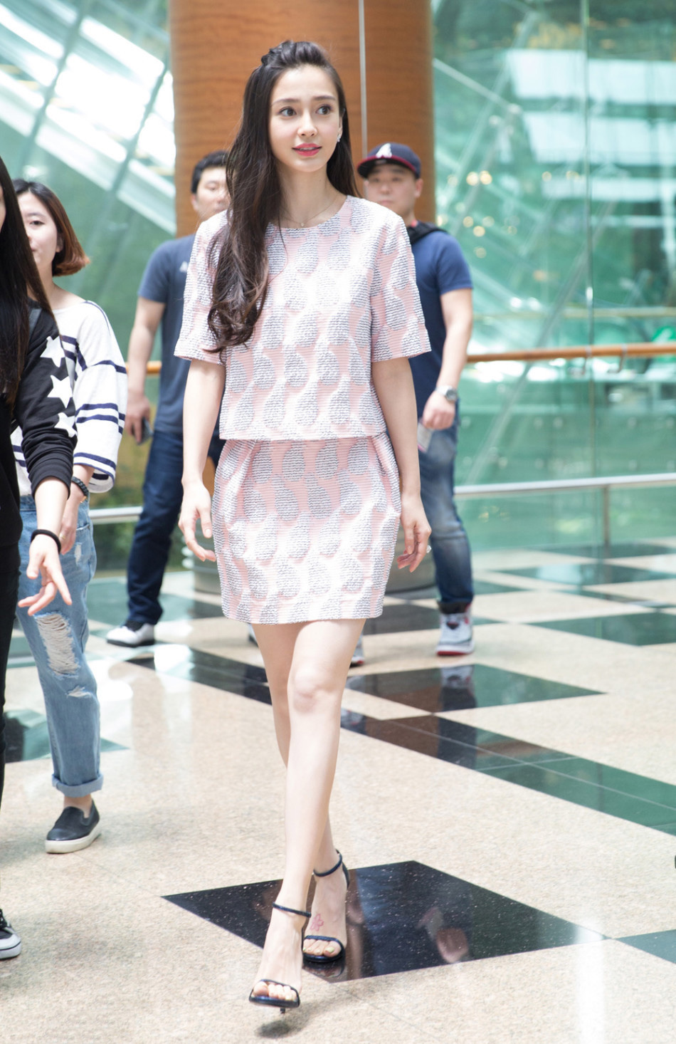 杨幂baby露美腿女星爱短裙俏皮扮嫩