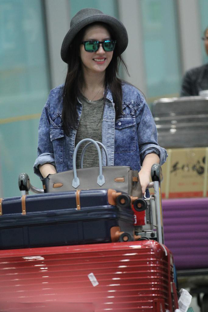 飞机场的女艺人 33487_4429285_105054.jpg