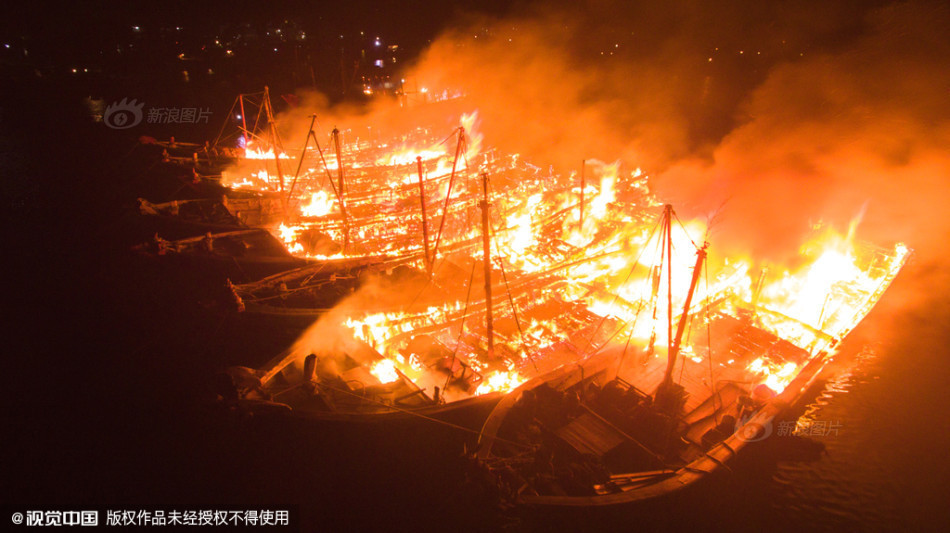 港口火灾 10艘渔船连环起火