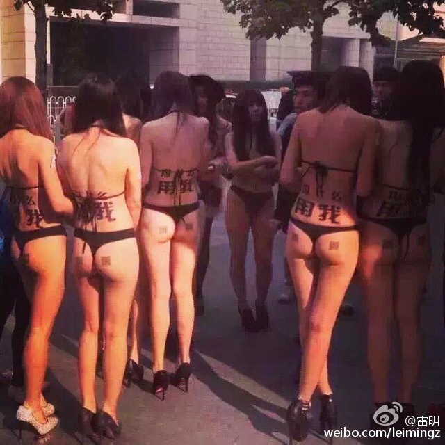 女子只穿内衣_美女只穿内衣(2)