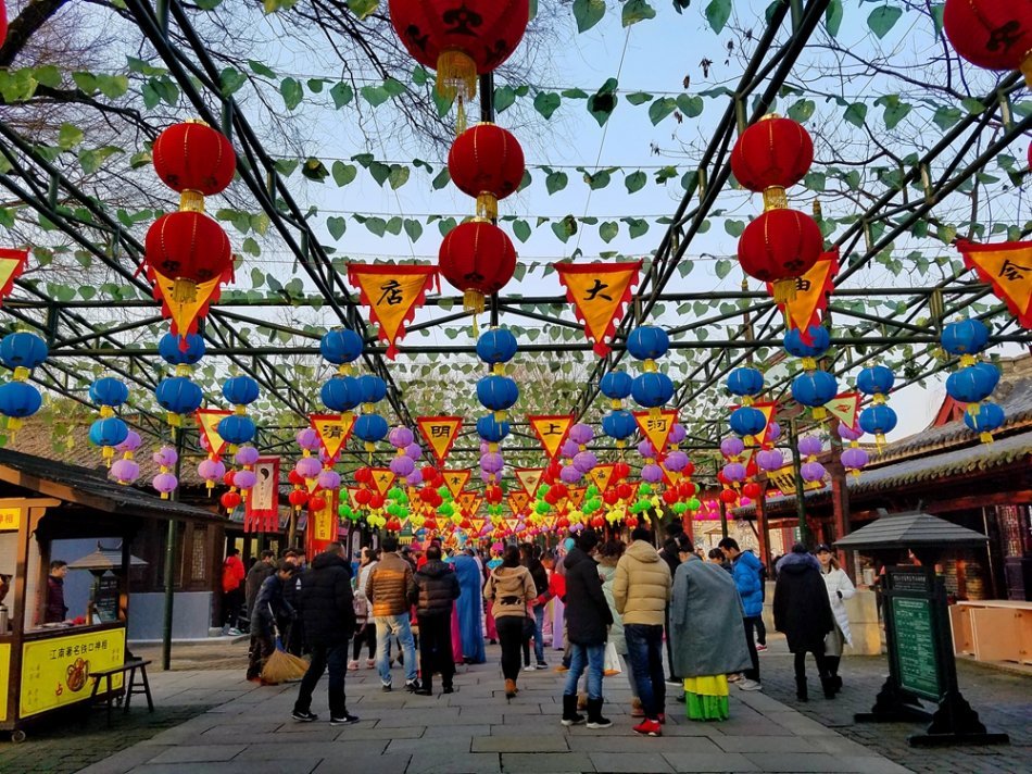 描写喜庆场面的句子图片