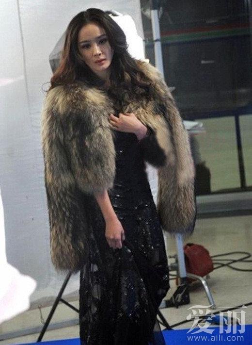 皮草外套女黑色穿搭 34044_1567677_450244.jpg