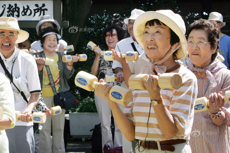 65岁老年人占人口比例_读四国65岁以上 老年人 占总人口比率历史及预(2)