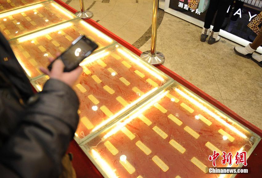 商家用180块金条铺成黄金大道市值4700万元