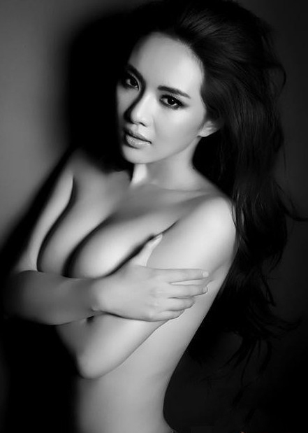 穿内衣过程_美女只穿内衣