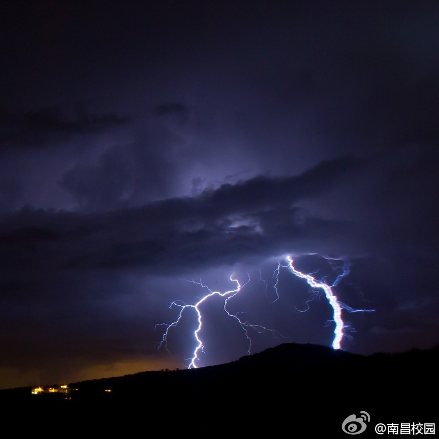 南昌遭遇雷暴雨 夜空上演惊险绝美的闪电瞬间