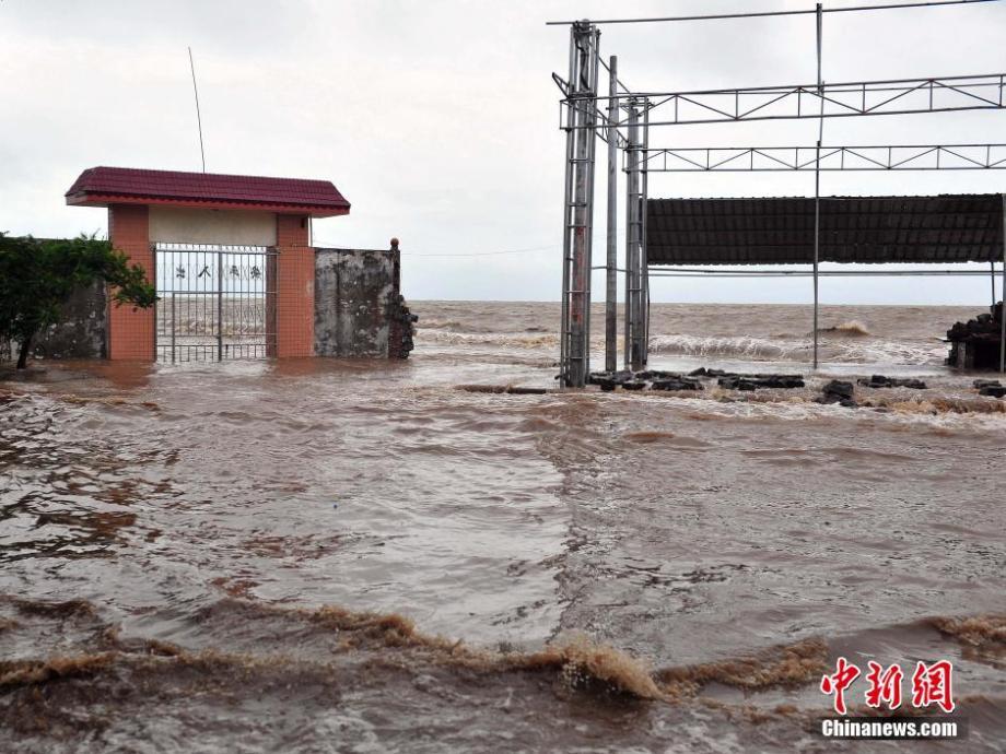 台风"海鸥"来袭 村庄遭海水倒灌