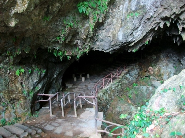 猜你喜欢 4 / 10 灵岩洞景区位于婺源西北,属于相当偏僻的大山深处