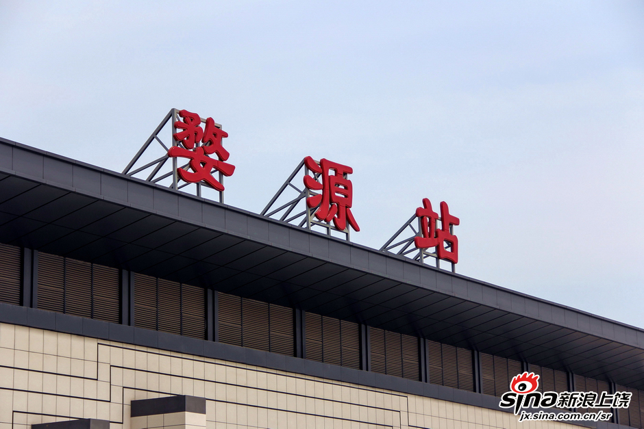 最美婺源站前广场雕像展现人们制砚过程