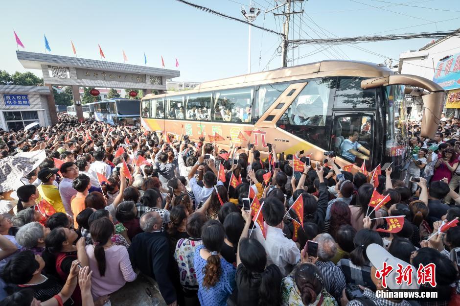 六安市毛坦厂镇人口_安徽毛坦厂万人送考 六安市毛坦厂中学万人送考场面壮观(2)