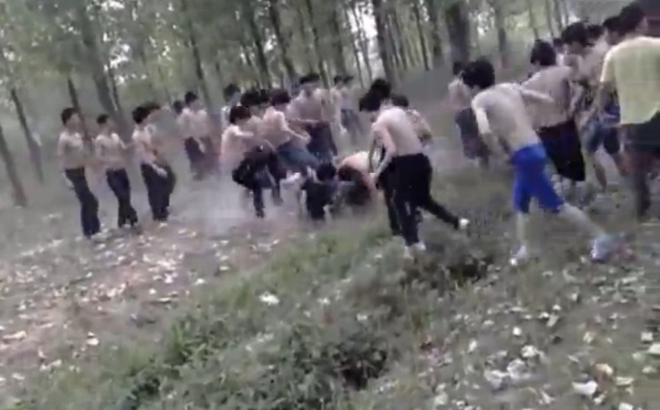 网曝河南商城县中学生群殴 百余人赤膊混战_高清图集_新浪网