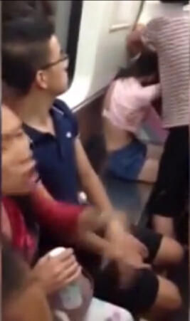 内衣被扒了_美女被绑架扒衣剩内衣