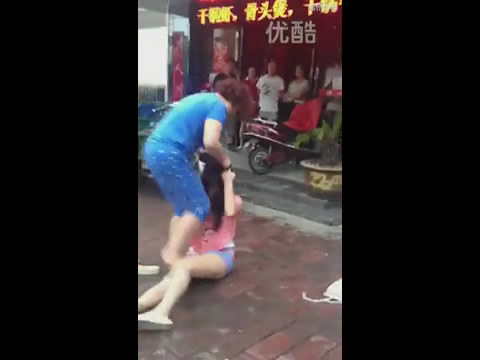 内衣被扒了_美女被绑架扒衣剩内衣