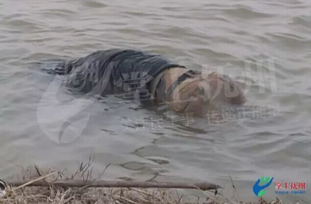 抚河惊现一具男性浮尸 死者手上有龙纹
