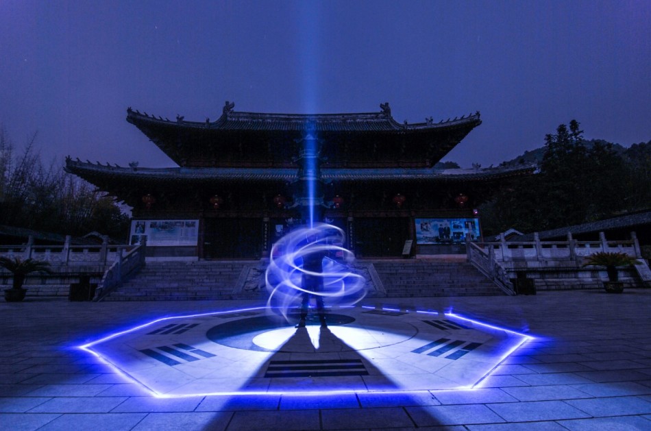 近日,在道教祖庭江西龙虎山景区,摄影师利用手中的彩色光源,在景区