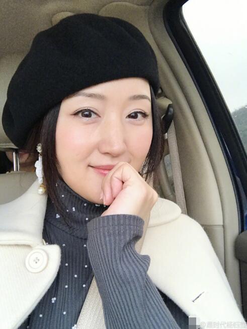 杨钰莹油菜花田晒美照 46岁气质优雅逆生长