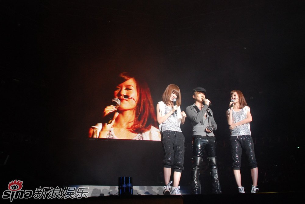 林俊杰与师妹BY2在新加坡演唱会上